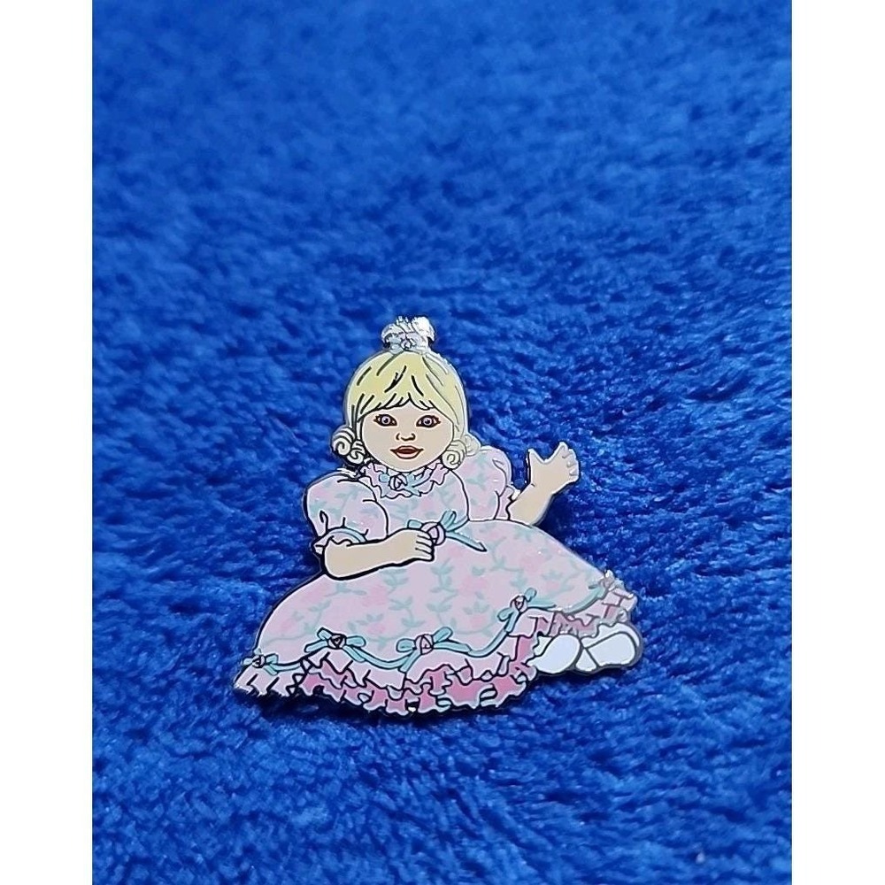VTG RARE ENAMEL Pin QUEEN ELIZABETH GIRL DOLL 2002 BADGE LAPEL BROOCH Collectibl